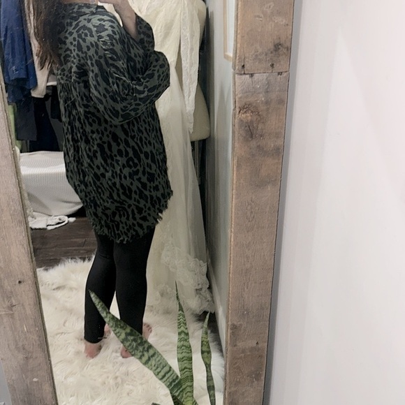 Umgee Green and Black Animal Print tunic top size medium - Picture 3 of 5